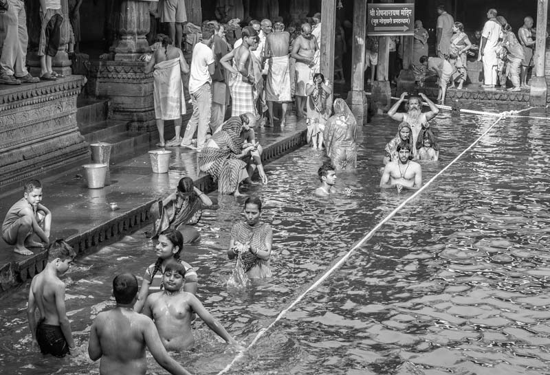 Valuing groundwater for cultural services - Pilgrims bathing in the waters of Kushavarta Kund on the occasion of Nashik Kumbh at Trimbakeshwar, Nashik district, Maharashtra